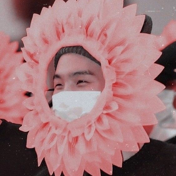 army_iludida7's tweet photo. @_SweetHaru_ aaaaa acabei de olhar minha tela de bloqueio e achei que vc iria gostar desse wallpaper do yoon 🤡💗 https://t.co/eJSwZwwjVd