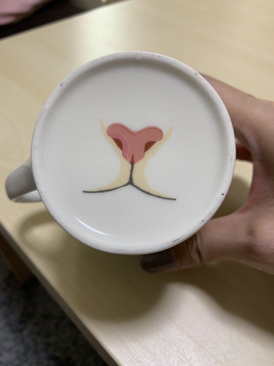 hapi_724's tweet photo. 台風前の買い物中
ダイソーで出会ったこの子🐱☕*°

娘が大好きな@pomme_oremimi ちゃんにそっくりで
連れて帰ってきちゃいました🤤
ぽむちゃんカップと命名❤

裏まで可愛すぎるからー！！！
他にも、三毛猫、白猫などありました🐱

#猫 #cat
#猫好きさんと繋がりたい
#猫のいる生活
#猫のいる暮らし https://t.co/YUS9R3eJXe
