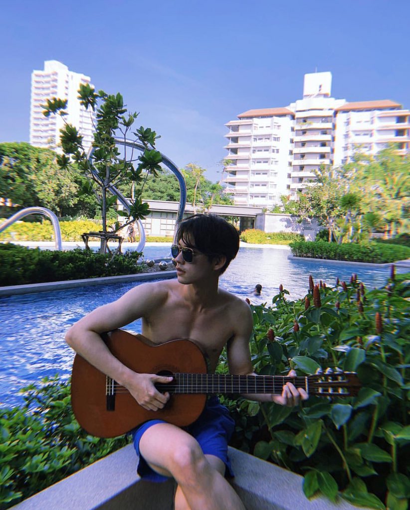 Hourly_biceps's tweet photo. Did he just sit like that holding the guitar SHIRTLESS and expect us to not have nosebleed???
#bbrightvc https://t.co/8OCE9JNXJM