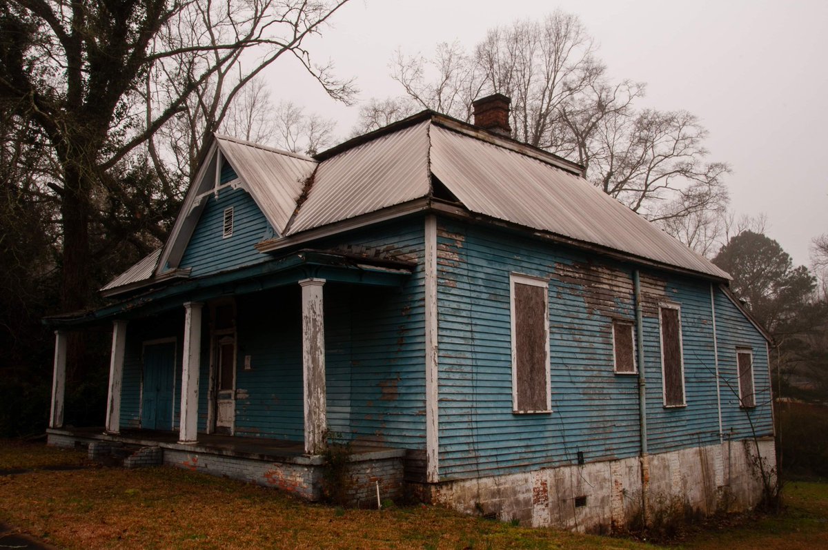 One of those places you just have to take a photo of.   Abandoned home, Alabama. #abandoned #home #urban #exploration #explore #exploring #urbex #nikon #photography