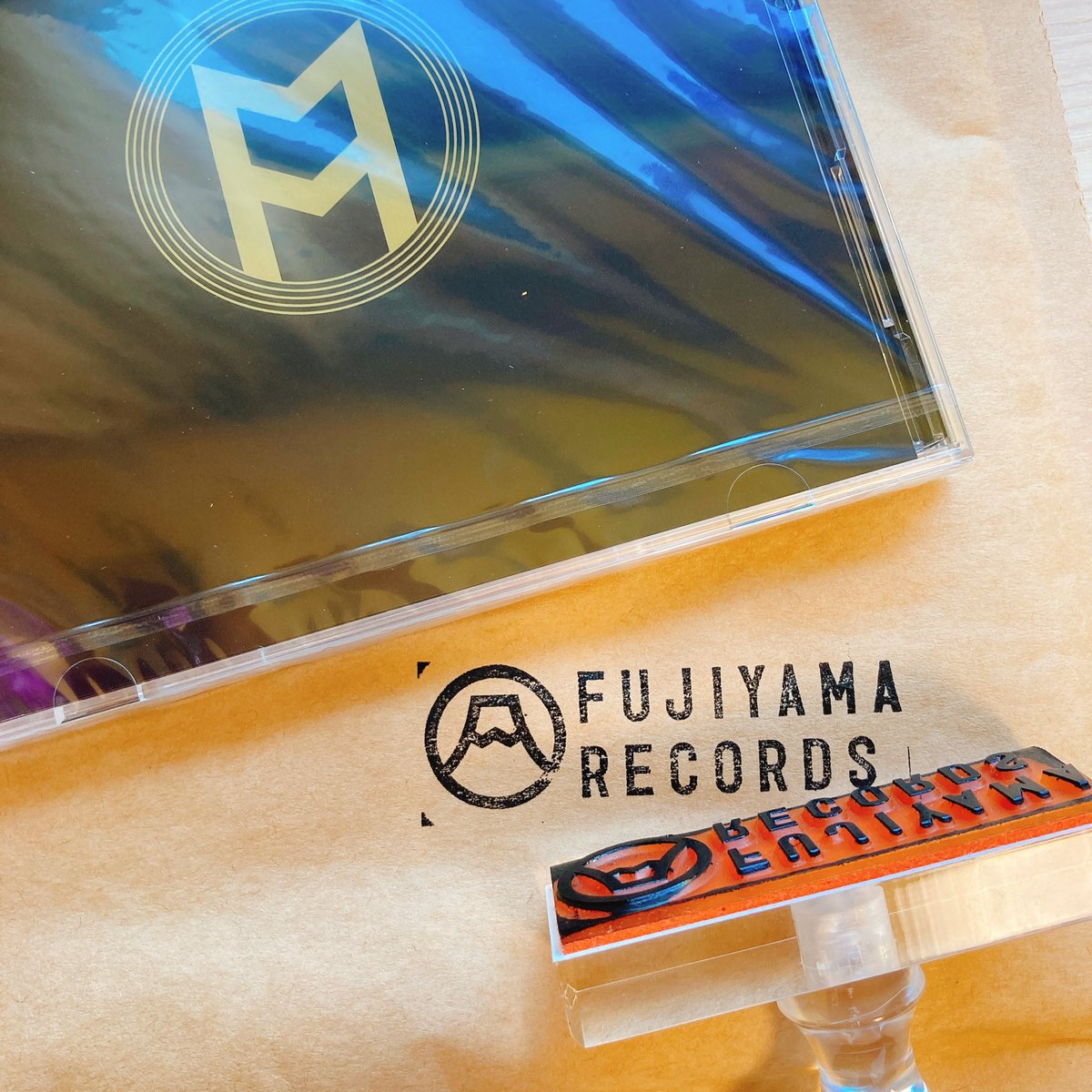 FujiyamaRecords's tweet photo. 本日も、
ペッタンペッタン、
発送準備をしておりまーす。

お届けまで
今しばらくお待ち下さいませ。 https://t.co/NDtYmuGj67