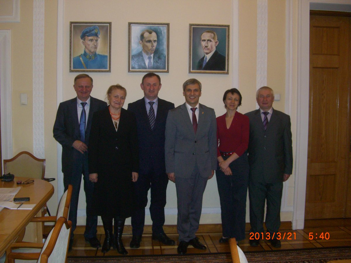 February 2013, Ratushnyy takes a photo in the office of Svoboda's Ruslan Koshulinskiy, then the deputy chairman of the Verkhovna Rada (Ukraine's parliament)