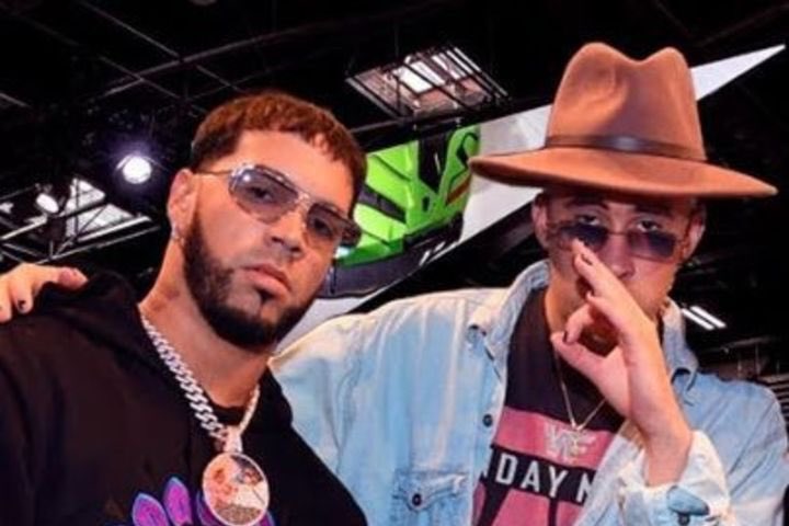 Enemigos Ocultos es una respuesta a Esta Cabron Ser Yo, del disco YHLQMDLG de Bad Bunny. En Está Cabrón Ser Yo salen Benito y Anuel AA