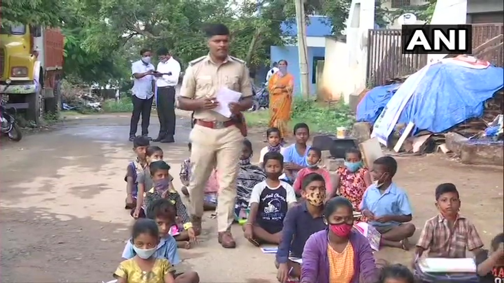 ANI's tweet photo. Bengaluru: Shanthappa Jademmanavr, Sub-Inspector, Annapurneshwari Nagar, teaches children of migrant workers who don't have access to smartphones, laptops to attend online classes, before reporting for police duty
#Karnataka https://t.co/o2pwojCrEK