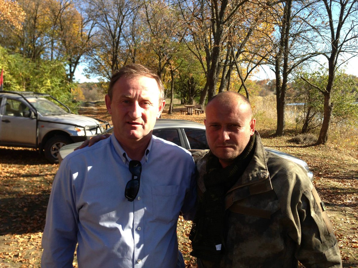 October 2014, Ratushnyy meets Right Sector leader Dmytro Yarosh and members of Right Sector's Volunteer Ukrainian Corps (DUK).