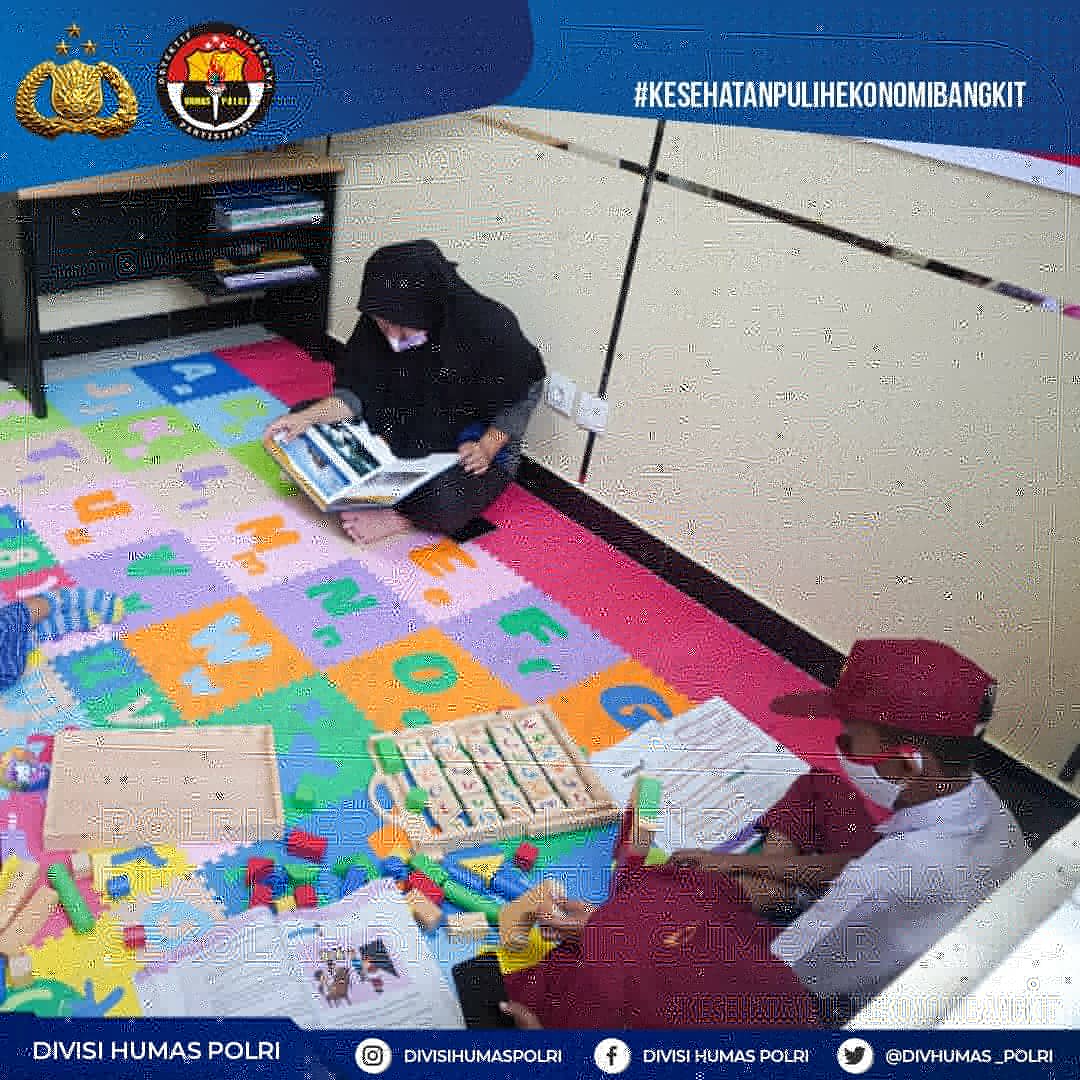 HumasResMajene's tweet photo. Polri Sediakan Wifi dan Ruang Baca Untuk Anak-Anak Sekolah di Pesisir Sumbar, program menyediakan fasilitas wifi gratis bagi anak-anak sekolah yang kurang mampu tersebut merupakan #WujudKepedulianPolri  terhadap dunia Pendidikan https://t.co/Qj7QJORJD5