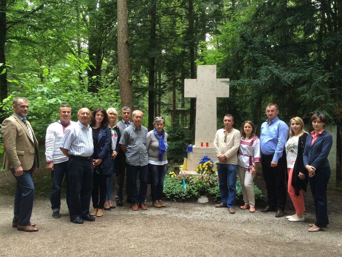 June 2015, Ratushnyy at the grave at Stepan Bandera with staff of the Ukrainian Consulate in Munich and members of the Ukrainian community in Bavaria  https://www.facebook.com/photo.php?fbid=1090335730995992&set=pb.100000587270958.-2207520000..&type=3
