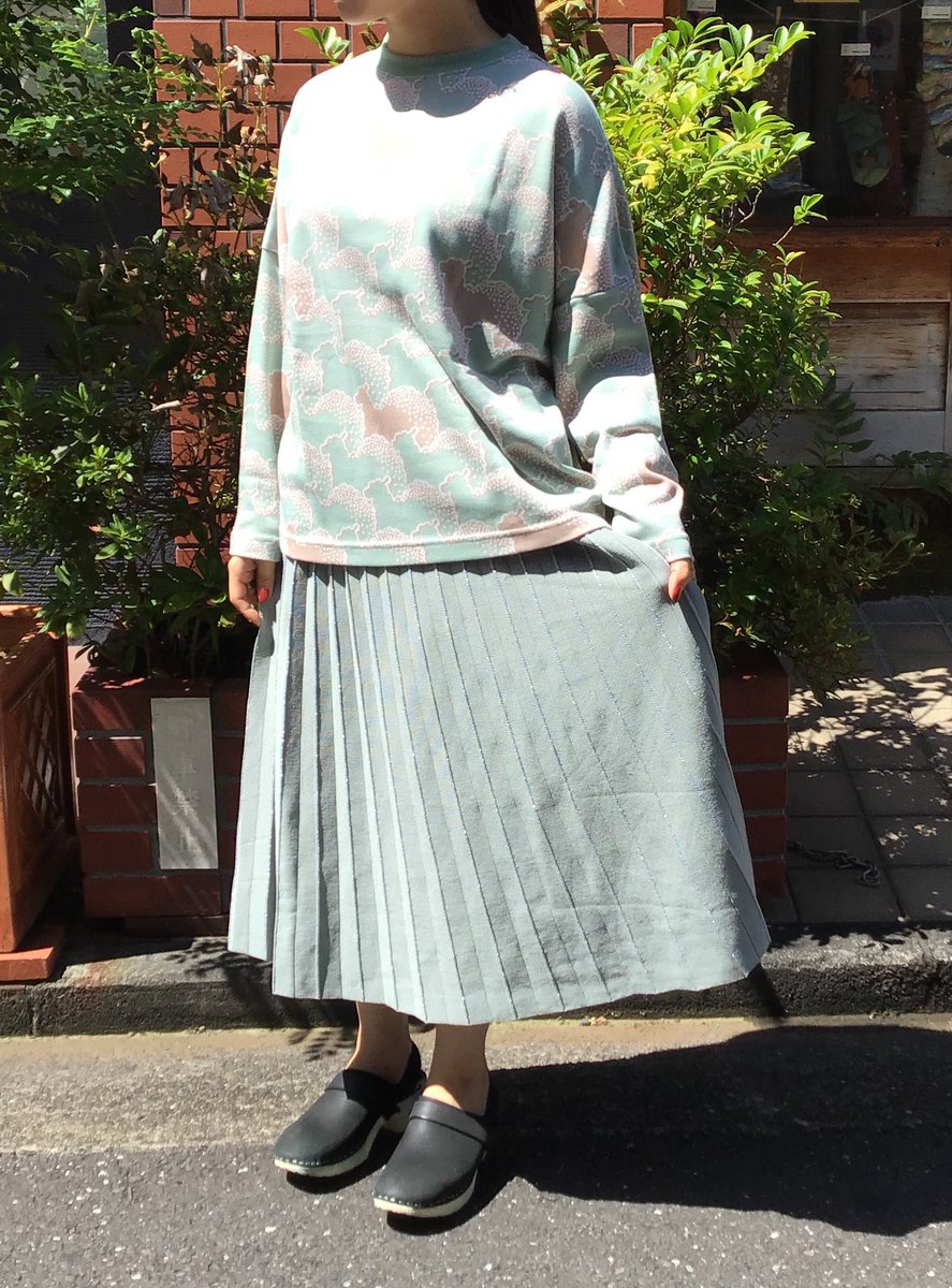 marbleSUD_kichi's tweet photo. 【ボトムから秋を取り入れました🍁】
中々長袖は着る気になれない😔時にはボトムから取り入れるのがオススメです💫今日は147cmのスタッフ、ちょんにインポートのニットスカートをはいてもらいました🥰キラキラしたラメがアクセントで可愛いです✨まっすーちょん　#マーブルシュッド　#吉祥寺　#FRNCH https://t.co/AOMPiCYZhA