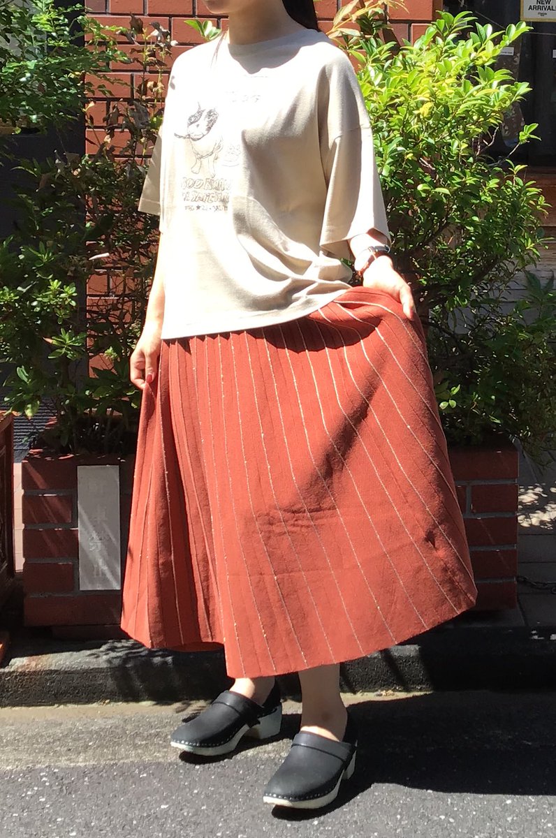 marbleSUD_kichi's tweet photo. 【ボトムから秋を取り入れました🍁】
中々長袖は着る気になれない😔時にはボトムから取り入れるのがオススメです💫今日は147cmのスタッフ、ちょんにインポートのニットスカートをはいてもらいました🥰キラキラしたラメがアクセントで可愛いです✨まっすーちょん　#マーブルシュッド　#吉祥寺　#FRNCH https://t.co/AOMPiCYZhA