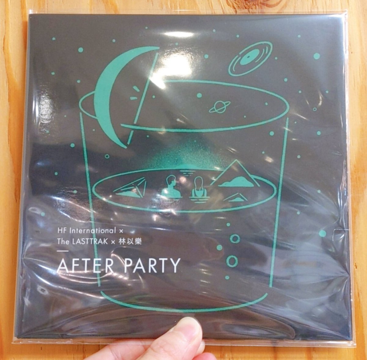 HMVrs_kichijoji's tweet photo. 新譜入荷

Hf International / #Lasttrak / #林以樂 (リン イーラー) / AFTER PARTY (7インチシングルレコード)

過去作すべて人気を博してきたHF International。共同制作にThe LASTTRAK、ヴォーカルに林以樂を迎えて制作された中国語と英語を行き来するドリーミーなディスコ・ナンバーが7インチ発売 https://t.co/Pe7JB5f8OT