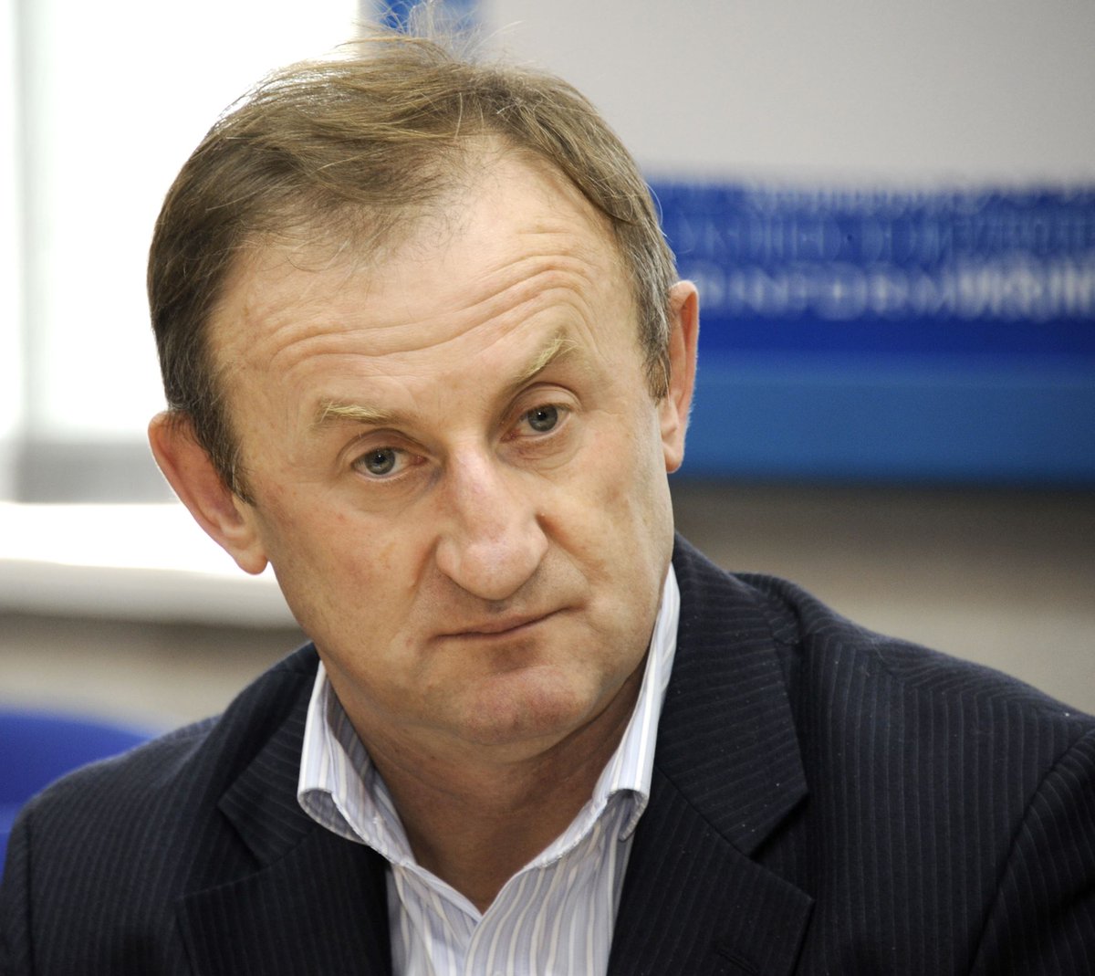 #Thread Meet Michael Ratushnyy, head of the Ukrainian World Coordinating Council (UWCC). As you can imagine, with such a title, he gets around. Ratushnyy was first elected to the position in 2011 by the 5th World Forum of Ukrainians & re-elected in 2016. Buckle up, as they say...