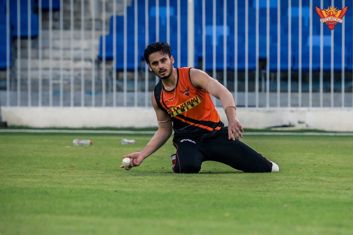 SunRisers's tweet photo. 𝓐𝓵𝓵 𝓻𝓸𝓾𝓷𝓭𝓮𝓻 💥

#KeepRising #OrangeArmy #IPL2020 #Dream11IPL https://t.co/qRaOPwjicS