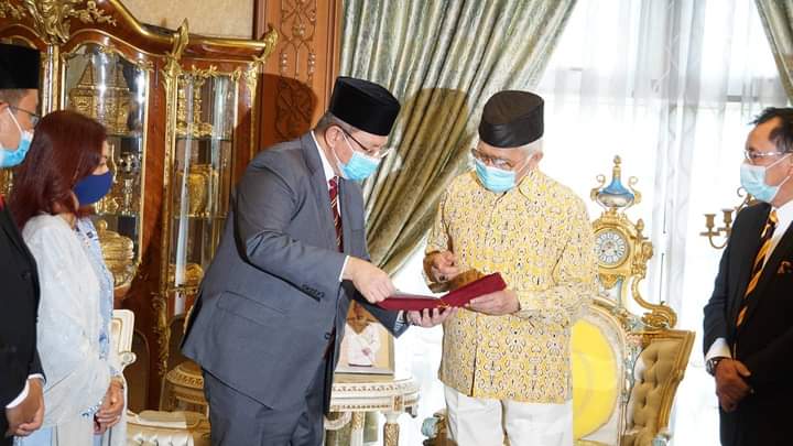 Piscean_J_07's tweet photo. RT @JPenerangan: Menteri Komunikasi dan Multimedia, YB Dato’ Saifuddin Abdullah [@saifuddinabd] mengadakan Kunjungan Hormat ke atas Tuan Yang Terutama Tun Pehin Sri Haji Abdul Taib Mahmud, Yang di-Pertua Negeri Sarawak pagi ini di Demak. https://t.co/6CS4RPuSLp