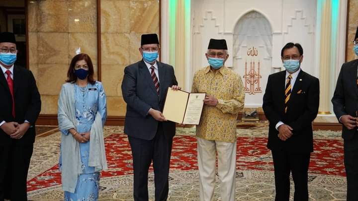Piscean_J_07's tweet photo. RT @JPenerangan: Menteri Komunikasi dan Multimedia, YB Dato’ Saifuddin Abdullah [@saifuddinabd] mengadakan Kunjungan Hormat ke atas Tuan Yang Terutama Tun Pehin Sri Haji Abdul Taib Mahmud, Yang di-Pertua Negeri Sarawak pagi ini di Demak. https://t.co/6CS4RPuSLp