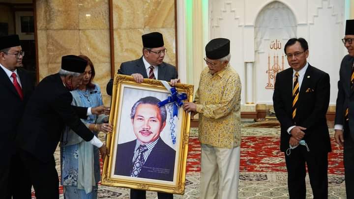 Piscean_J_07's tweet photo. RT @JPenerangan: Menteri Komunikasi dan Multimedia, YB Dato’ Saifuddin Abdullah [@saifuddinabd] mengadakan Kunjungan Hormat ke atas Tuan Yang Terutama Tun Pehin Sri Haji Abdul Taib Mahmud, Yang di-Pertua Negeri Sarawak pagi ini di Demak. https://t.co/6CS4RPuSLp