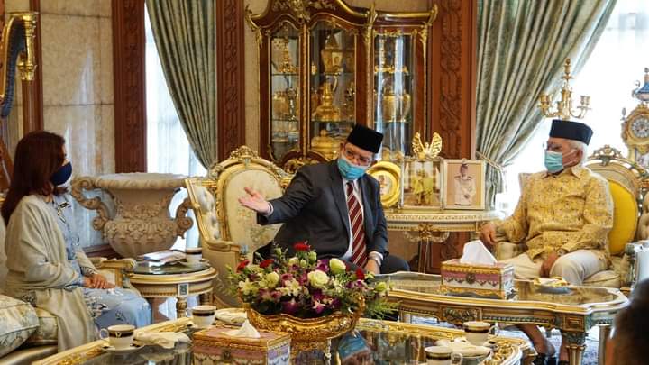 Piscean_J_07's tweet photo. RT @JPenerangan: Menteri Komunikasi dan Multimedia, YB Dato’ Saifuddin Abdullah [@saifuddinabd] mengadakan Kunjungan Hormat ke atas Tuan Yang Terutama Tun Pehin Sri Haji Abdul Taib Mahmud, Yang di-Pertua Negeri Sarawak pagi ini di Demak. https://t.co/6CS4RPuSLp