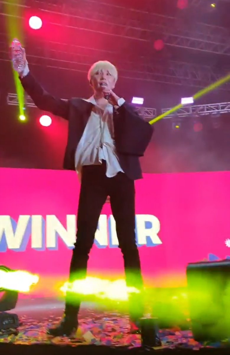bebey8n's tweet photo. 1 year after #OOF2019 with #위너 💙💫
thank you crop top king @official_yoon_ https://t.co/L7f29alrxV