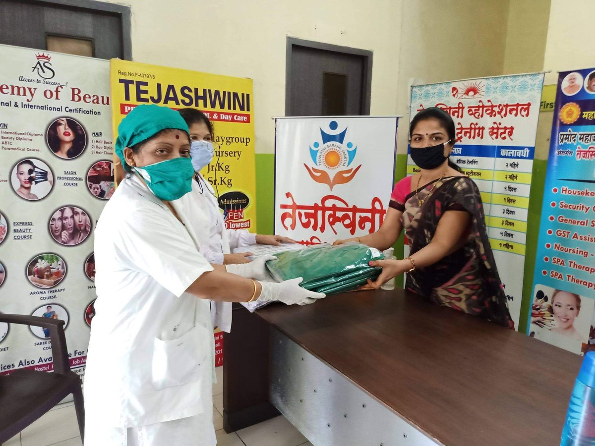 TejaswiniSamaj2's tweet photo. तेजस्विनी सामाजिक संस्था वाघोली यांच्या वतीने महिला बचत गटा च्या माध्यमातून महिलांनी बनवले कॉटन मास्क, PPE किट, 
वाघोली -प्राथमिक आरोग्य केंद्रातील कर्मच्याऱ्यांना भेट देतांना तेजस्विनी सामाजिक संस्थेच्या संस्थापिका सौ. सारिकाताई किरण पवार
 @Sarikap98778412 @ramdasdabhade33 https://t.co/PldBydz0Hm