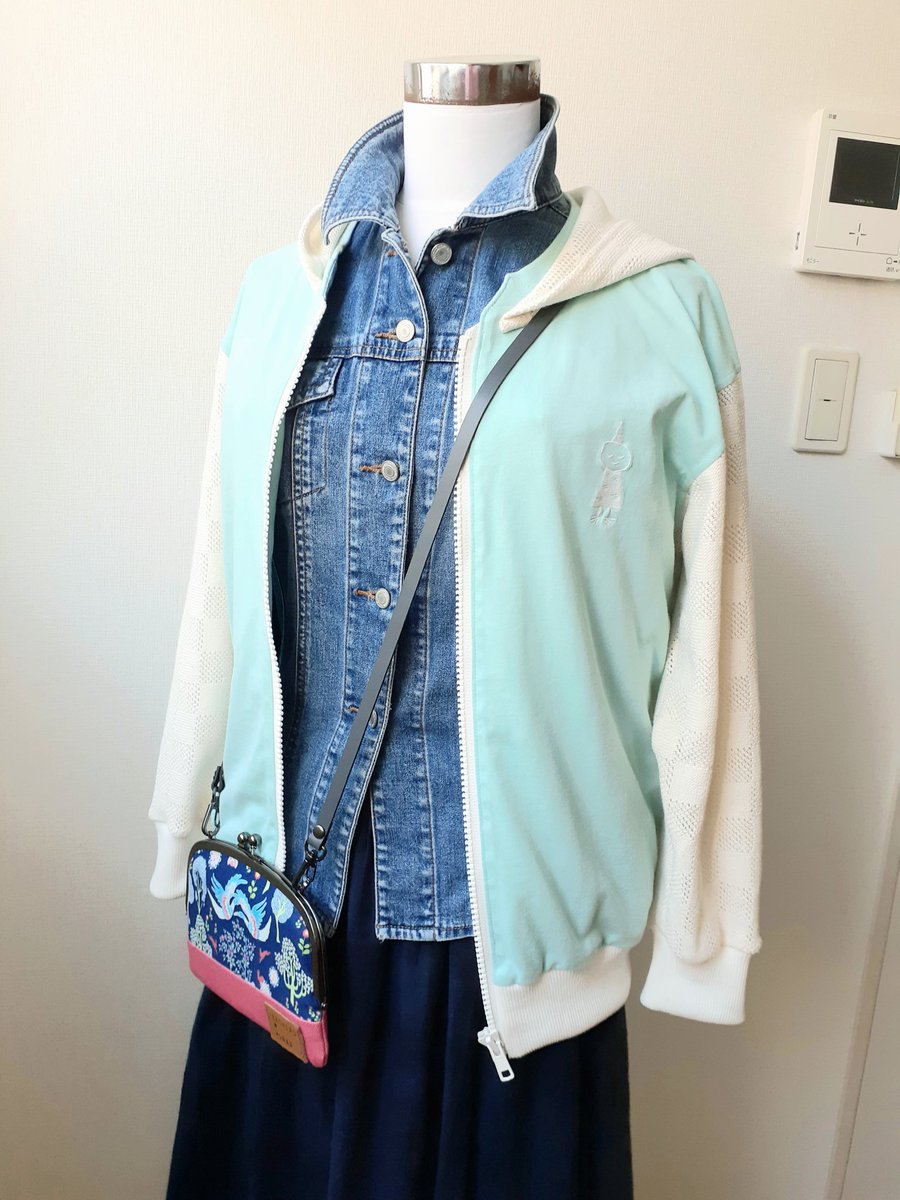 combu1030's tweet photo. 長袖パーカーになりました。
後ろ姿、綺麗な色のプリントが活きて
めちゃラブリーに✨☀️✨
#UNIQLO
#ティーシャツリメイク
#米津玄師UT https://t.co/ruzGpCWPkX