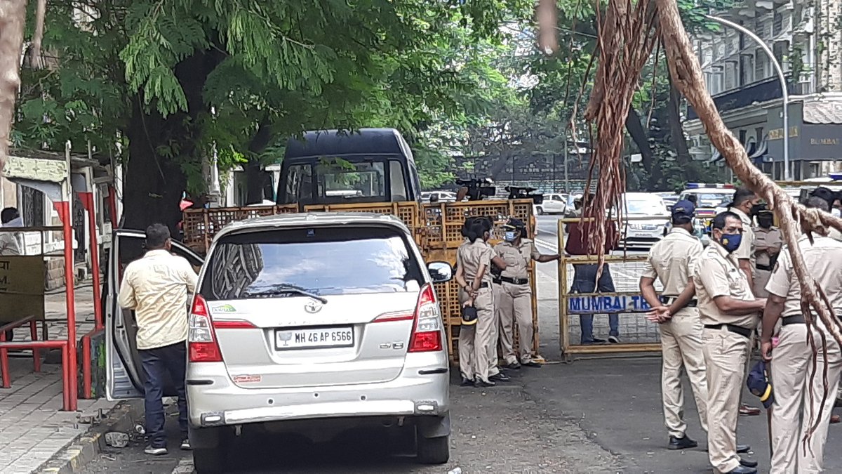 Car being used by #NCB top officials in #SushantSinghRajputCase. What caught my attention was the 🌷 on number plate.
🤔🤔🤔🤔🤔🤔🤔 https://t.co/V0CauyPcgC