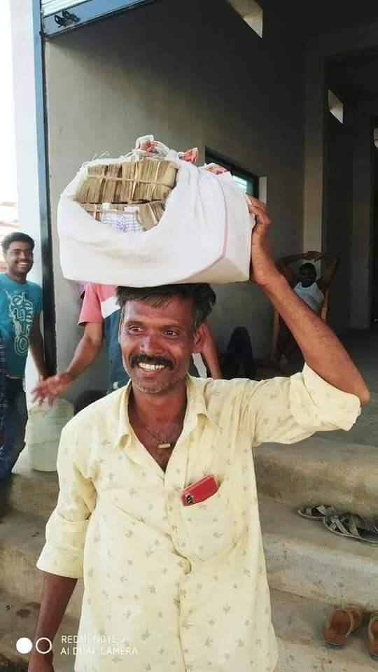 Pandurang9715's tweet photo. हेच दिवस माझ्या शेतकऱ्यांना आले पाहिजेत 

काळ्या मातीतुन फक्त 41 दिवसात 12 लाख 51 रुपये च सोन उगवलं 
#शेतकरी 
#आपल_कल्चर_अॅग्रीकल्चर https://t.co/dByCvgQGSy