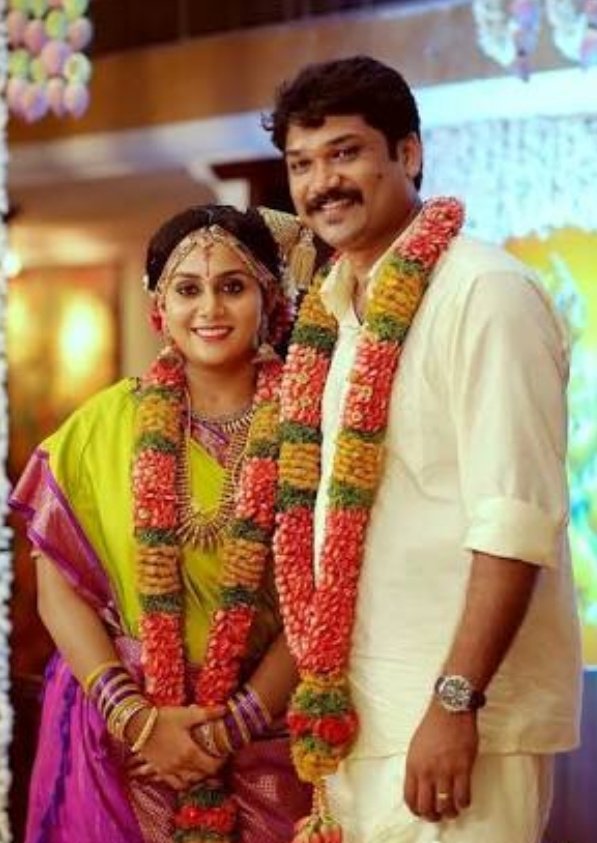 KeerthyFanzz's tweet photo. Happy Wedding Anniversary 
@RevathySureshK Nd Nithin Mohan 😊❤️
From all @KeerthyOfficial Fans!! ❤️
#KeerthySuresh #RevathySuresh https://t.co/rwtXuippuh