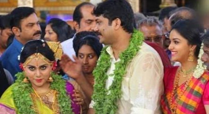KeerthyFanzz's tweet photo. Happy Wedding Anniversary 
@RevathySureshK Nd Nithin Mohan 😊❤️
From all @KeerthyOfficial Fans!! ❤️
#KeerthySuresh #RevathySuresh https://t.co/rwtXuippuh
