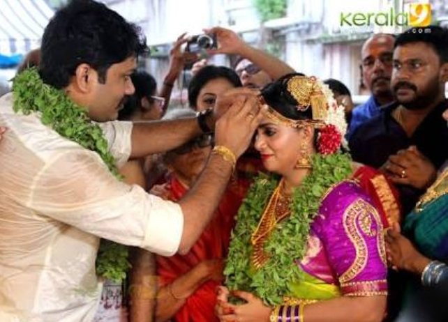 KeerthyFanzz's tweet photo. Happy Wedding Anniversary 
@RevathySureshK Nd Nithin Mohan 😊❤️
From all @KeerthyOfficial Fans!! ❤️
#KeerthySuresh #RevathySuresh https://t.co/rwtXuippuh