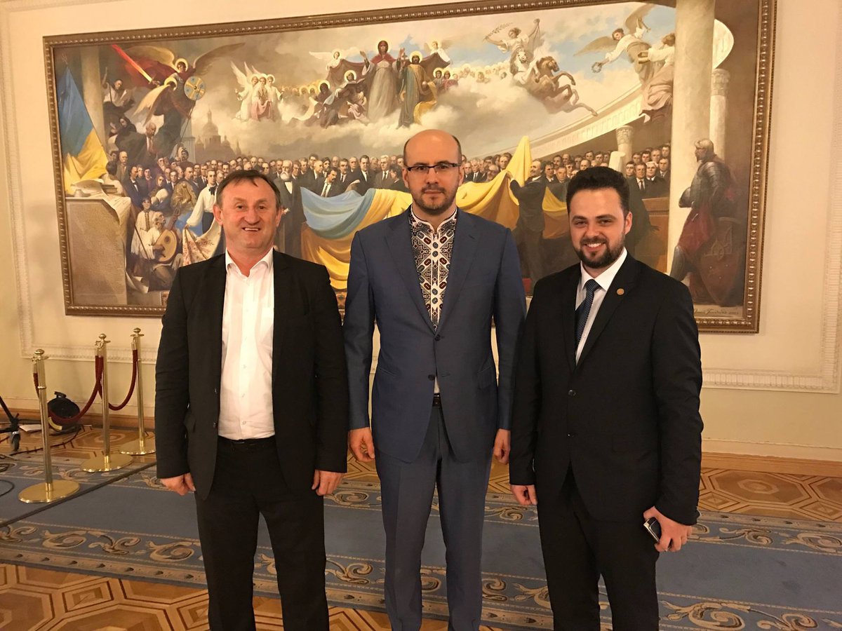 April 2017: Ratushny and Svoboda's Serhiy Rudyk with a representative of the Ukrainian community in Romania. At this point I'm guessing that Rudyk is part of the UWCC.