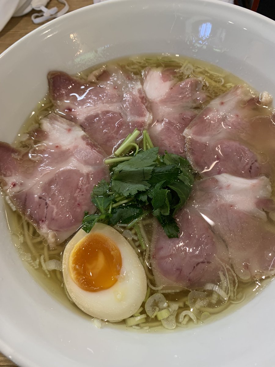 takeo_twit's tweet photo. 令和88杯目
中華そば
心@西条市
久々に美味しい塩ラーメンに出会いました😊
鶏ベースと思われる澄み切った甘味のある塩スープ　美味い😋
細ストレート自家製麺はツルツルもちっ🍜
叉焼は肉の旨味と脂の甘さが💯
大盛でも値段据え置きなのはやり過ぎ😵
再訪必須
ご馳走様でした❗️
#ramen_cp #中華そば心 https://t.co/KLa8Sfbed7