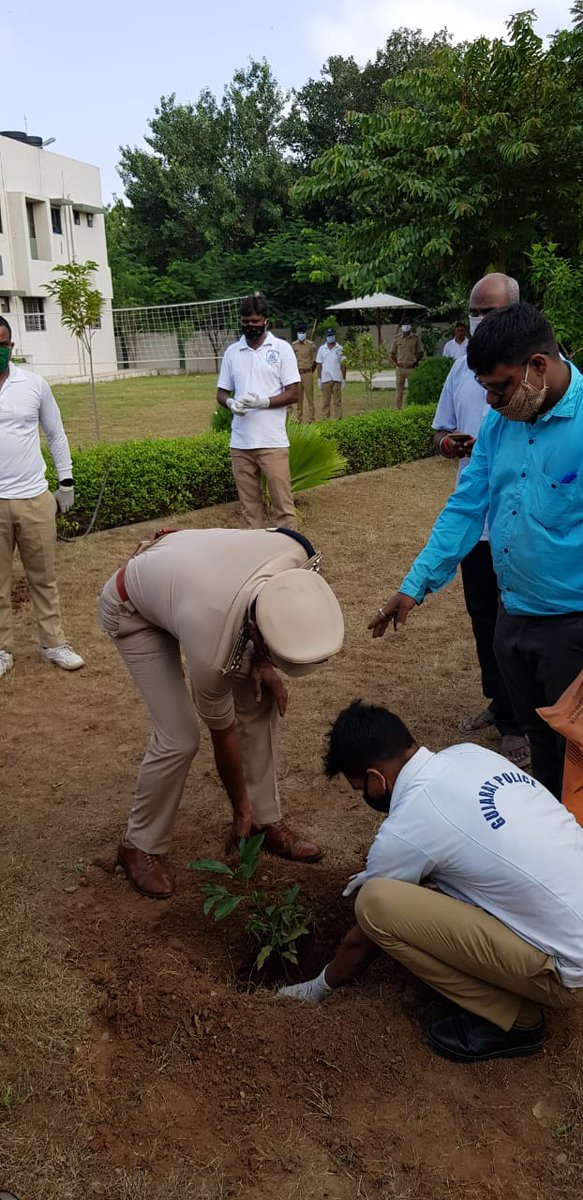 SP_WR_Amd's tweet image. નાયબ પોલીસ મહાનિરીક્ષકશ્રી, રેલ્વેઝ અને  પોલીસ અધિક્ષકશ્રી, પશ્ચિમ રેલ્વે, અમદાવાદ  તથા અન્ય અધિકારીશ્રી/કર્મચારીશ્રીઓ દ્રારા વૃક્ષારોપણ કરવામાં આવ્યું. @GujaratPolice @dgpgujarat @Grp_Vadodara