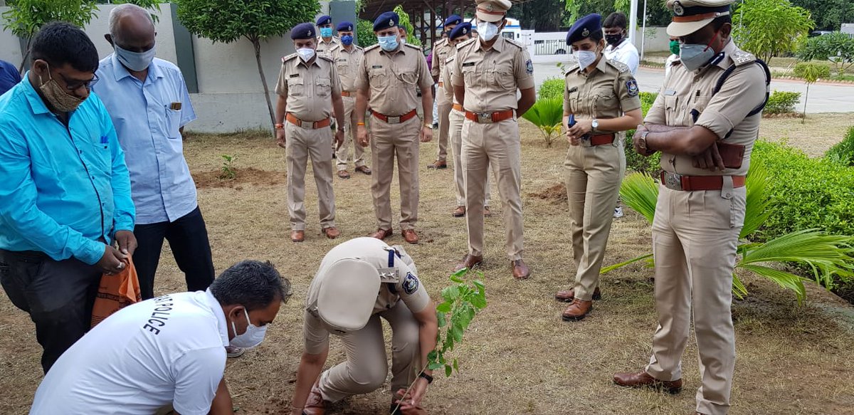 SP_WR_Amd's tweet image. નાયબ પોલીસ મહાનિરીક્ષકશ્રી, રેલ્વેઝ અને  પોલીસ અધિક્ષકશ્રી, પશ્ચિમ રેલ્વે, અમદાવાદ  તથા અન્ય અધિકારીશ્રી/કર્મચારીશ્રીઓ દ્રારા વૃક્ષારોપણ કરવામાં આવ્યું. @GujaratPolice @dgpgujarat @Grp_Vadodara