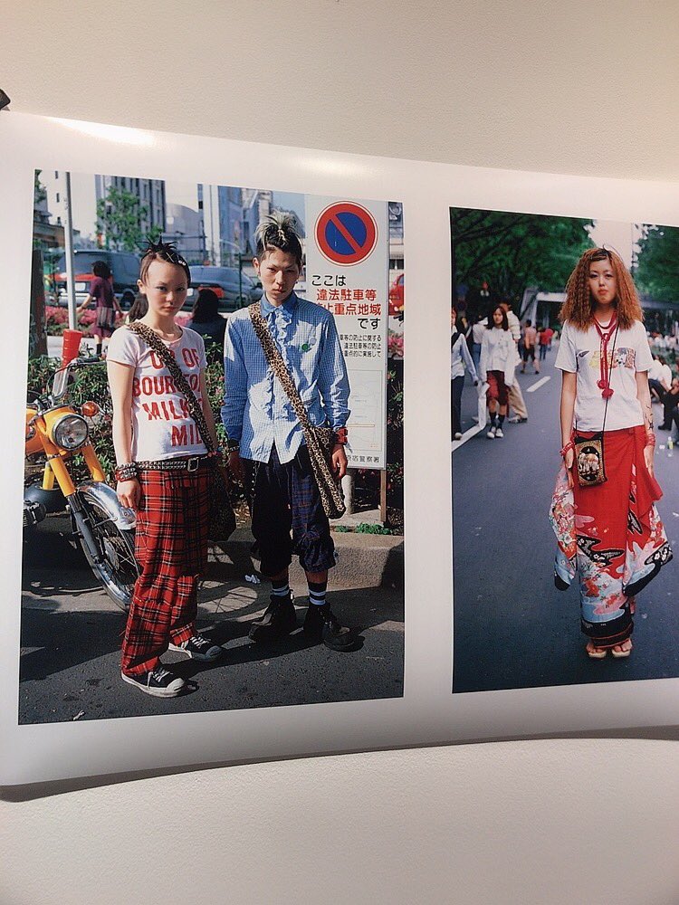 大石蘭 Ran Oishi 原宿のbookmarcの地下で 青木正一氏による雑誌 Fruits のストリートスナップ写真展やってるよ 90s 00sのファッションスナップは私のインスピレーション源でもある 今の不安げな原宿の街とのギャップでなんだか泣きそうになって