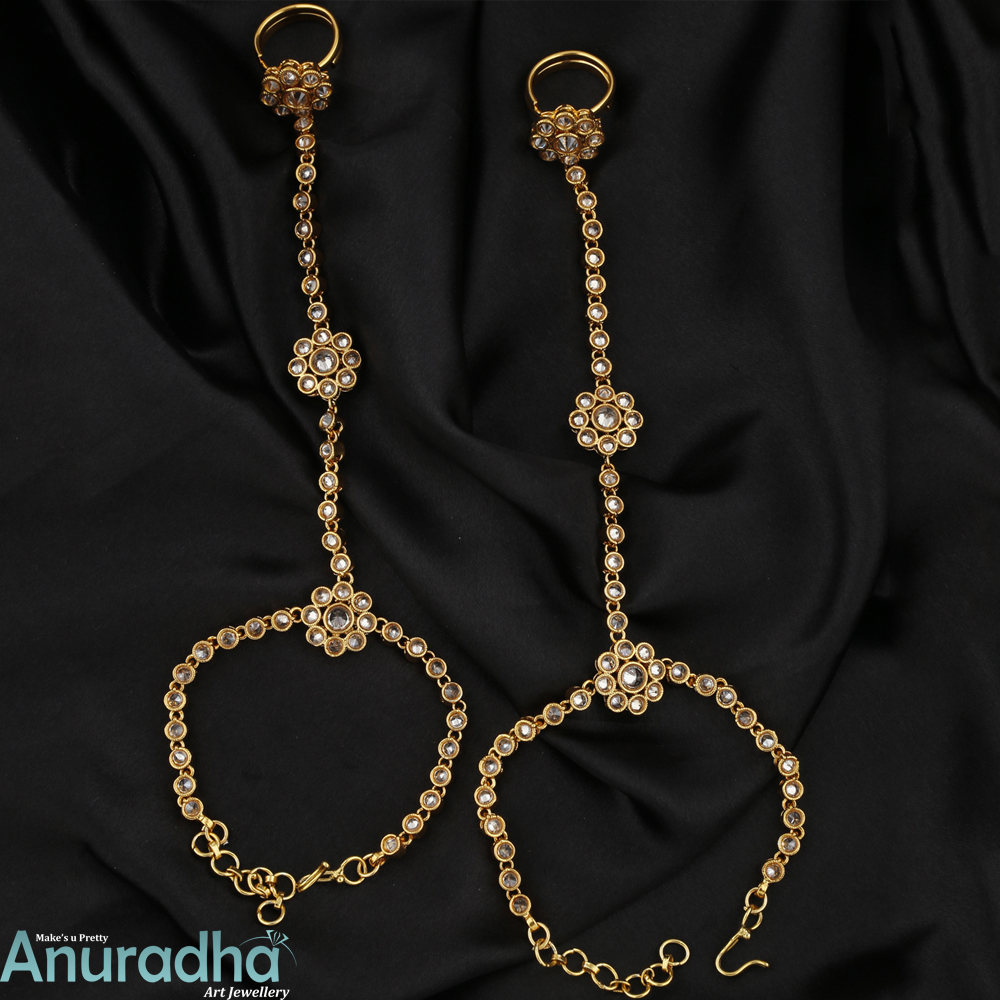 AnuradhaArts's tweet photo. 😍Diamond Studded Golden Finish Haath Phool Bracelet For Women at affordable cost by Anuradha Art Jewellery 😍
🥳Shop Here: https://t.co/H1ynHQk5De
-
-
-
-
#hathphool #goldhathphool #diamondhathphool #haathphool #designerhathphool #artificialjewellery #anuradhaartjewellery https://t.co/pyQnkt8xUH