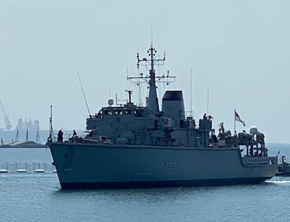 HmsBrocklesby's tweet photo. Thank you to the CO of @USNavy Ship @uss_sentry_mcm3 for taking these phots*
Looking forward to working at sea together so we can return the favour.
#CTF52 #GetYourCrew6Fix 

*Royal Navy Slang for Photos 📸 https://t.co/AaKGDZoEQN