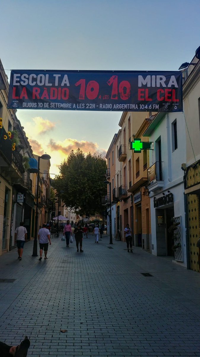 El dia 10 a les 10 posa la ràdio📻 i mira el cel🌌! 

Què has de fer? 
El 10 de setembre, quan s'apropin les 10 del vespre engega la ràdio i sintonitza Ràdio Argentona (104.6FM) 📻
A les 22:00h, mira el cel i escolta la ràdio! 🎇
#el10ales10 #diablesdargentona #acte10s #argentona