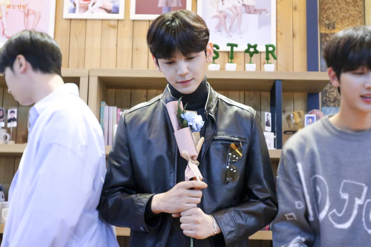 961014_sh's tweet photo. 191010 일주년이벤트
🥳🥳

#승호 #천승호 #seungho
#더맨블랙 #THEMANBLK
@TMB_TheManBLK https://t.co/kPFzldZzTU