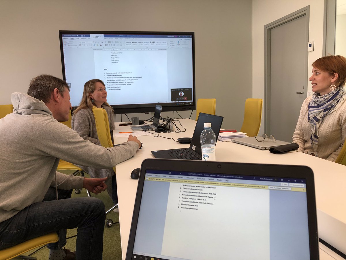 Oamkin kestävän kehityksen tiimi pohtii hybridikokouksessaan loppuvuodesta julkaistavan yhteiskuntavastuuraportin sisältöjä. Tulosteiden käyttö on vähentynyt Oamkissa 57,2 prosenttia vuosina 2014-2019. Lautashävikki on pienentynyt kahden viime vuoden aikana noin 40 %. #oamk_ouas