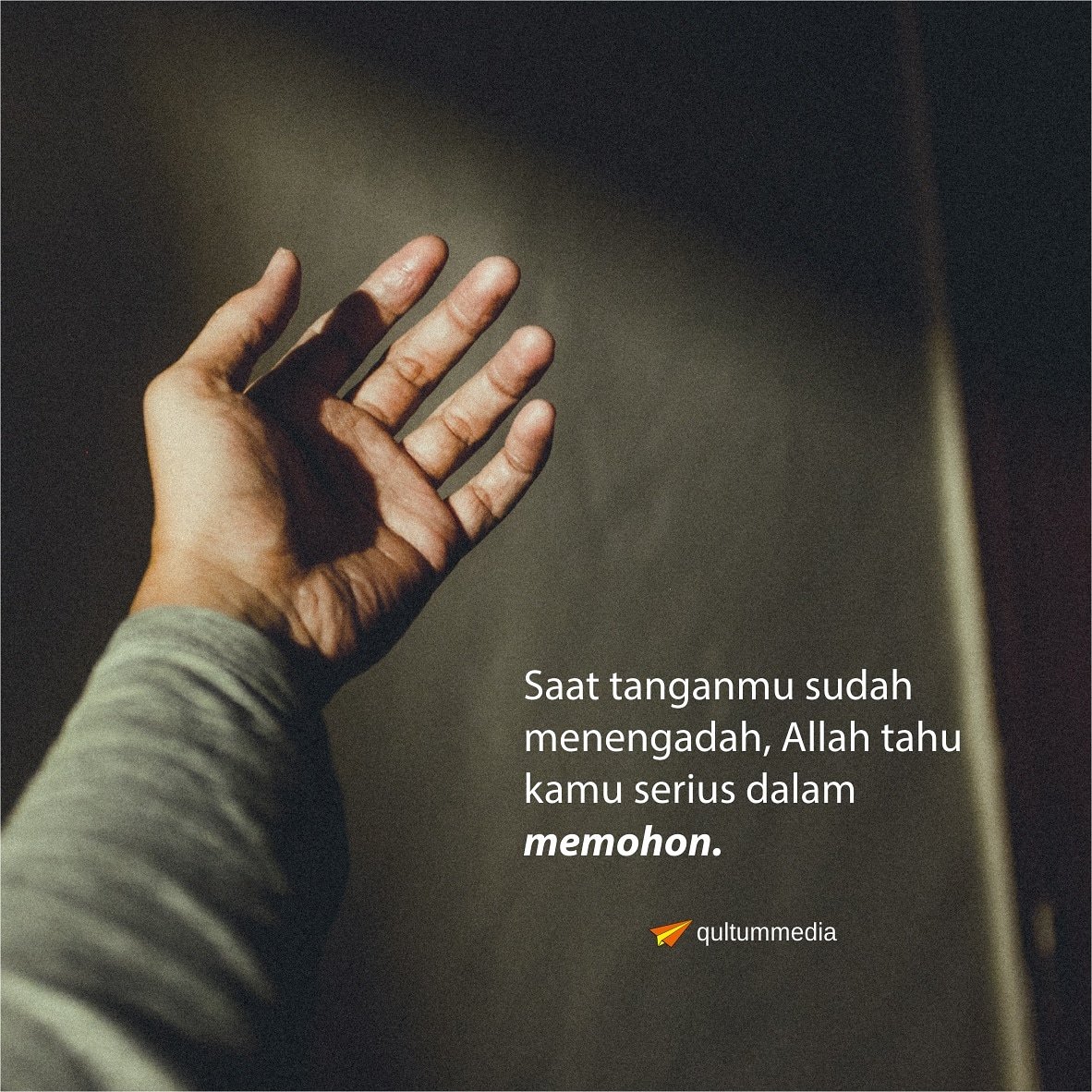 qultummedia's tweet photo. Meski Allah tahu apa yang tebersit di hatimu, doamu yang membuktikan bahwa kau benar-benar berharap. 😊 https://t.co/TgNYGDPbqF