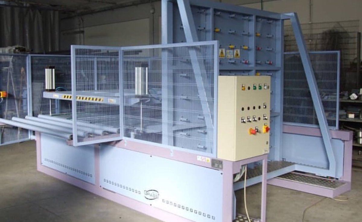 🎖YATAY PANTOGRAF

Pantograf, ölçekli çizimde daha büyük veya daha küçük ölçekte numune çıkarmak için elle kullanılan maket ölçeklendirme aracıdır. 

#yataypantograf #ölçek #ölçekliçizim
#DikişSanayi #Dikiş #Döşek #Yorgan
#dikişmakine #sewingmachine #konfeksiyon