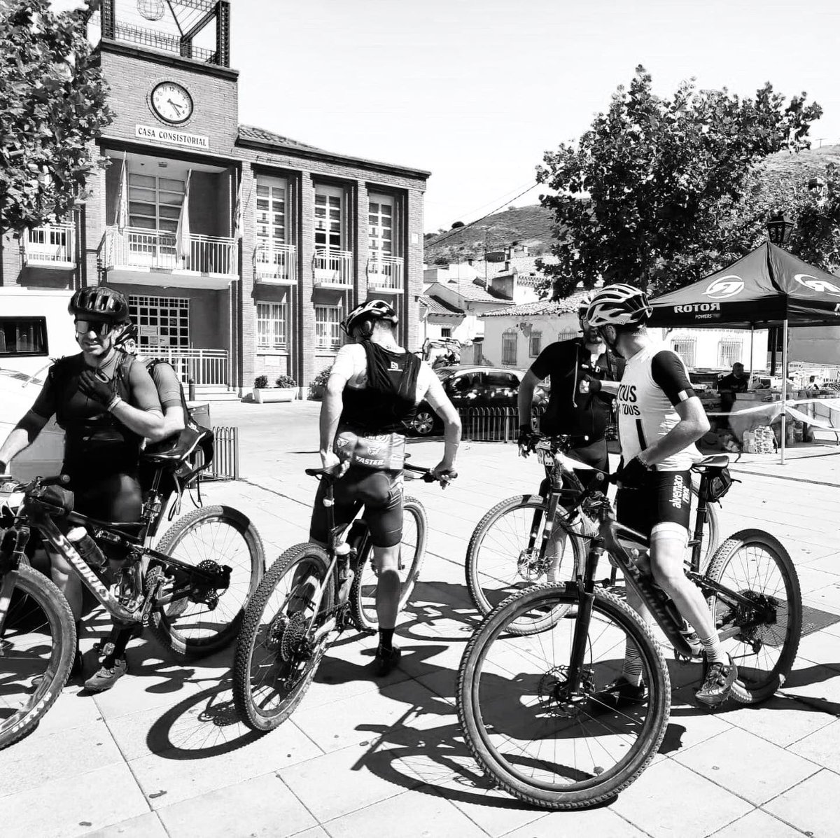 TLgregarious's tweet photo. Un fin de semana inolvidable. Tres equipos de 4 Gregarious, 12 en total, participaron en #vueltamadridnonstop @FMCICLISMO 
Trabajo en equipo, amistad, compañerismo, compromiso, ayuda, esfuerzo y sobretodo diversión. #somosgregarious #somosequipo #CLUB https://t.co/0YdocnRA17