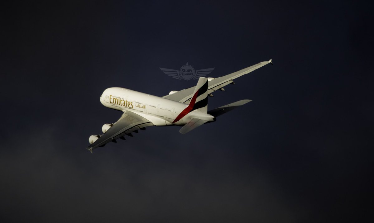 Making a left turn in front of a very moody London sky is @emirates superheavy, #A380. Love the lighting on this one, an abundance of shadows and reflections.
#aviation #avgeek @HeathrowAirport @DjsAviation #aviationlovers #moodysky #london #heathrow