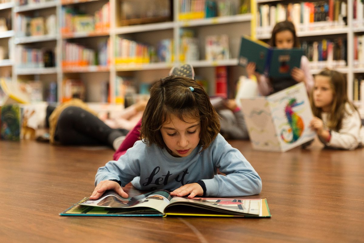 La biblioteca d’aula és un element clau pel treball del gust lector. En el 1r curs online de la temporada reflexionem sobre com fer-la evolucionar, adequant-la a la realitat canviant que estem vivint. Us acompanyarà <a href="/RoserRV/">roser.r@tantagora.net</a>, directora literària del FLIC👉 bit.ly/2R2L2Kq