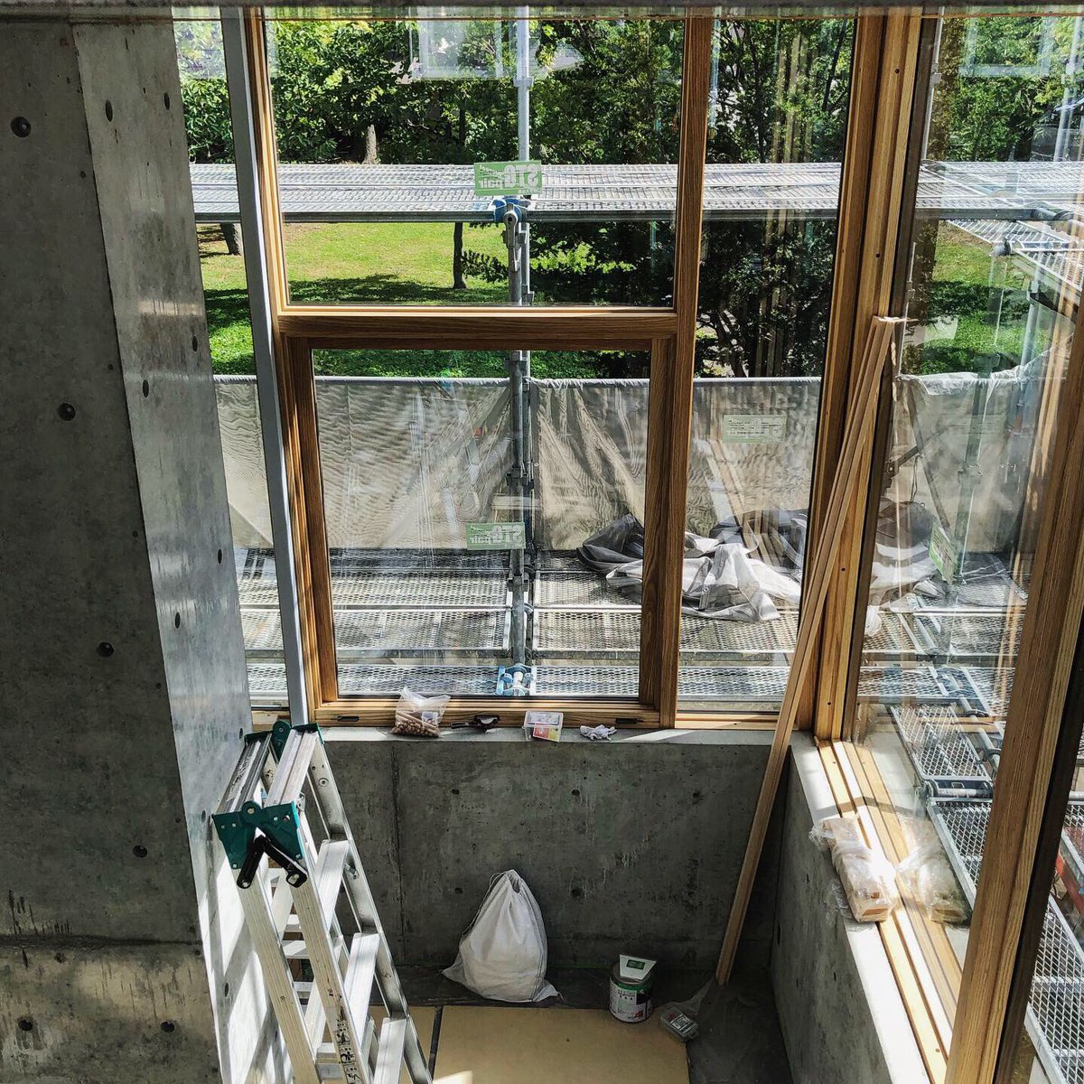tmimimt's tweet photo. Oプロジェクトはサッシとガラスが建てこまれて内観はほぼできた。大きな断面の木サッシは、木造の柱くらいある。木造の軸組は、柱自体は細くないが透明感がある。重厚感のあるサッシが軽やかに見えるということもあるだろう。RCと鉄と木では重さが全然違う。環境にも重さとスケールがある。 https://t.co/q8rKa1p3JK