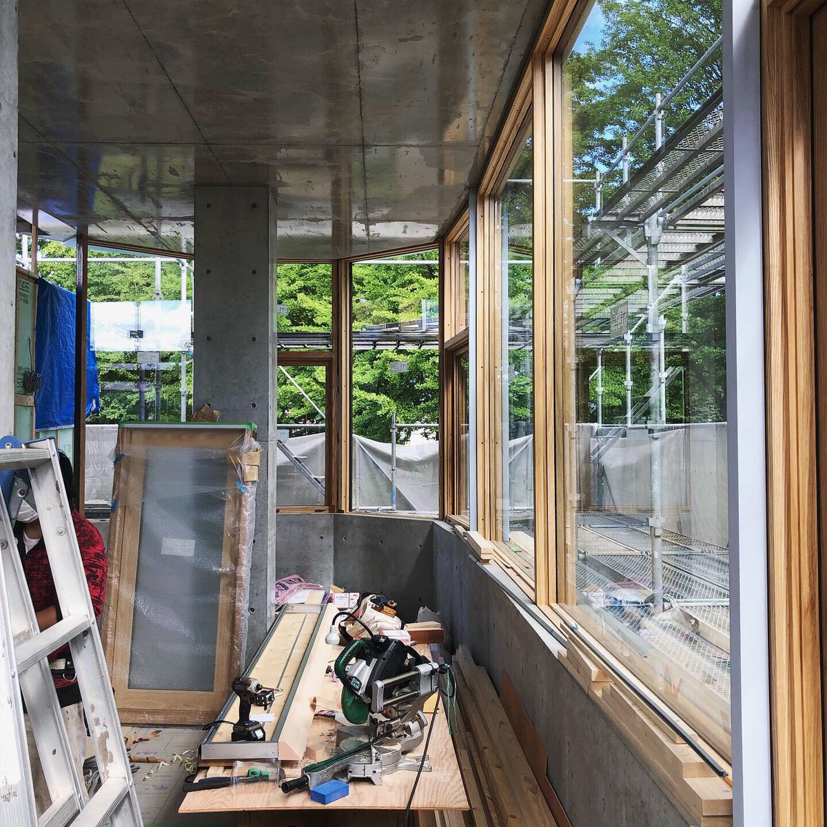 tmimimt's tweet photo. Oプロジェクトはサッシとガラスが建てこまれて内観はほぼできた。大きな断面の木サッシは、木造の柱くらいある。木造の軸組は、柱自体は細くないが透明感がある。重厚感のあるサッシが軽やかに見えるということもあるだろう。RCと鉄と木では重さが全然違う。環境にも重さとスケールがある。 https://t.co/q8rKa1p3JK