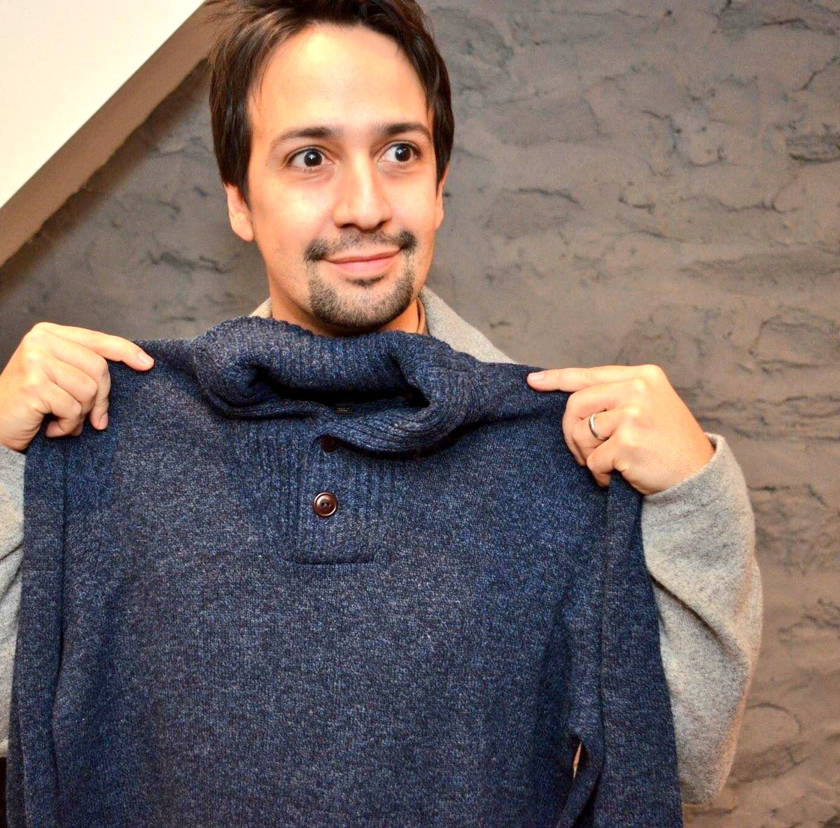LMMthings_'s tweet image. Lin holding the blue version of The Sweater™