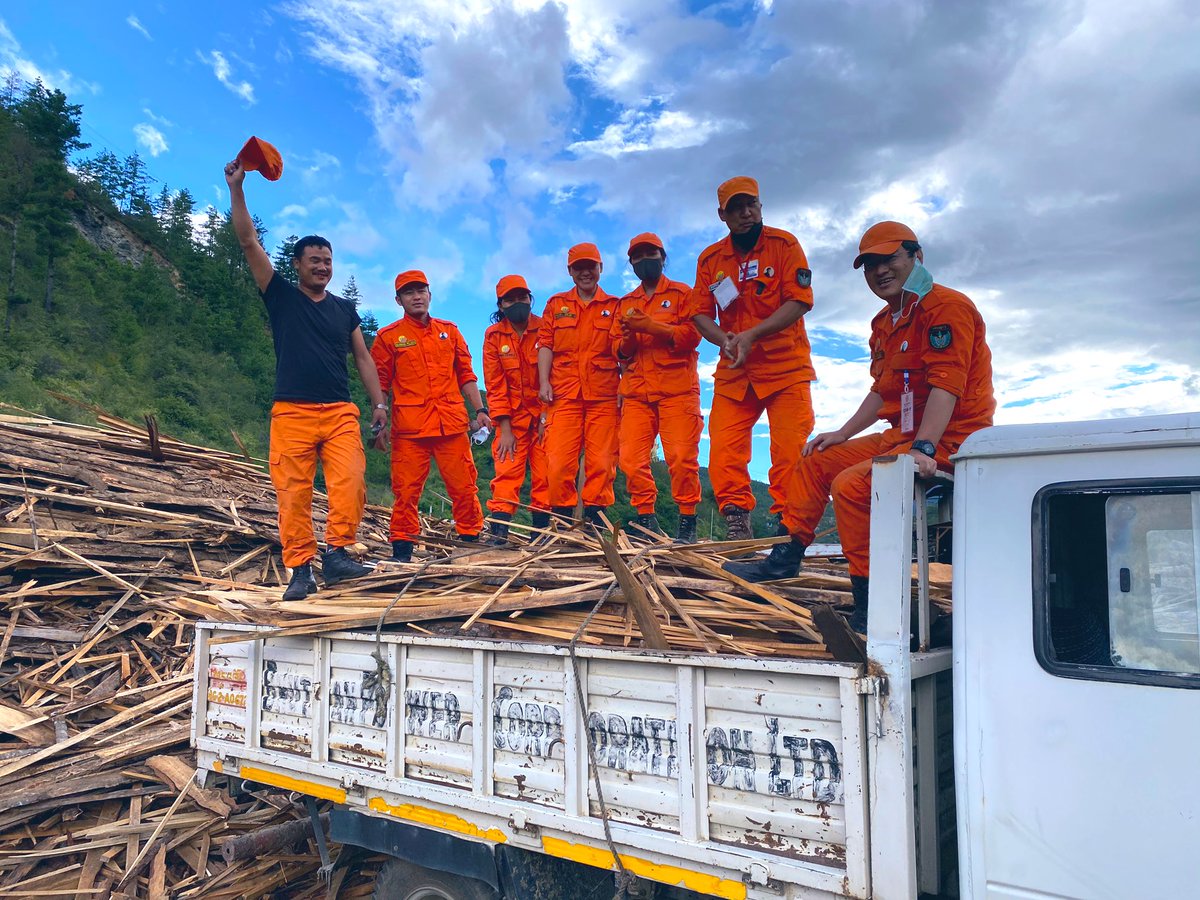 sangaykhandu's tweet photo. To keep the kitchen fire going, dry wood, at ramtokto with fellow #desuups and our gojay aue Dophu #bhutan https://t.co/bDDnYc5KIC