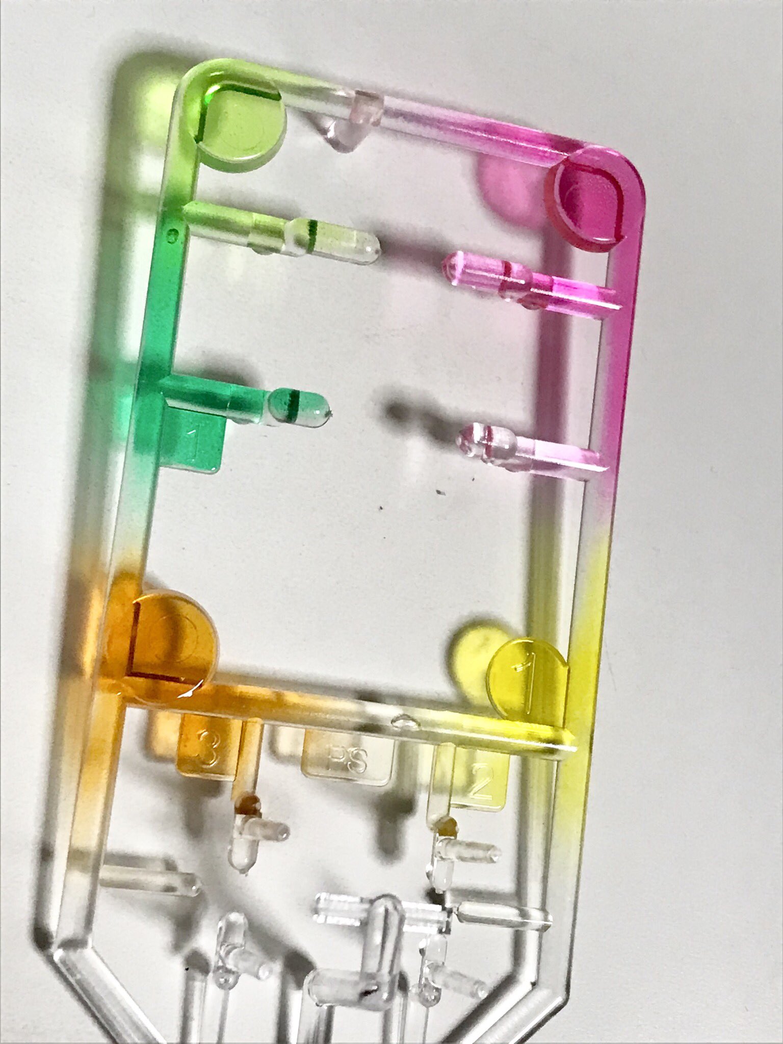 はのみど Rt先の方が仰ってたマッキーをガンダムマーカーエアブラシに挟んでクリア パーツを塗装する方法 かなり良いですね 12色入りを買ったら欲しい色は大体揃う 塗膜の強さは指で擦ったくらいなら大丈夫だけど トップコートはしたほうがいいかな