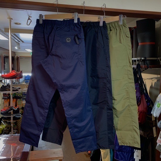 utility2006's tweet photo. 山と道 新製品 DW 5-Pocket Pants ＆ Pack再入荷！
一足お先に入荷し大好評でしたDWショーツのロングパンツが新登場です！パックはミニとスリーの売り切れカラー、サイズが再入荷しております。
https://t.co/pkWF6EC2LS https://t.co/NfL6KHYQVV