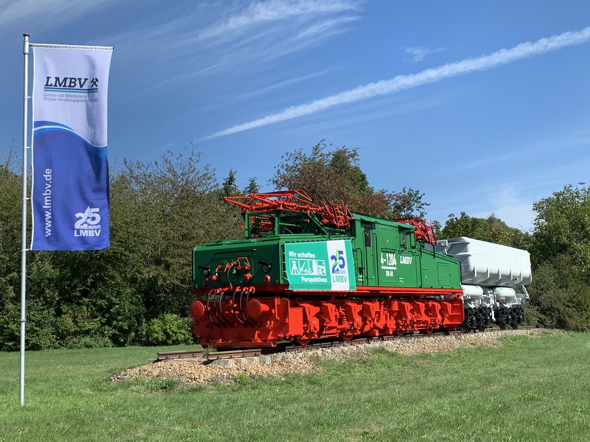 LMBV_mbH's tweet photo. 25 Jahre #LMBV: Unter dem Motto „Farbe statt Festakt“ hat der #Bergbausanierer die an der B 96 stehende #Grubenlok E 1204 und der Stadt #Senftenberg gehörend, farblich aufgefrischt. Die E-Lok hatte 1999 die letzte #Rohbraunkohle aus dem #Tagebau #Meuro abgefahren https://t.co/QtJkvCWiSF